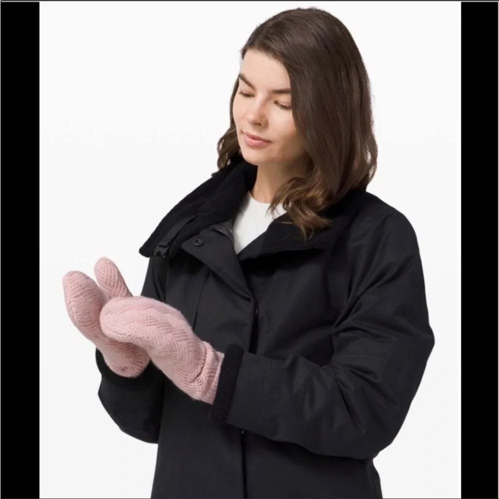 🦄NWT Lululemon Sherpa Weave Mittens Pink